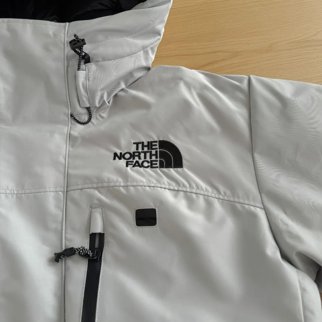 💰P390 Self-photographed. Colleagues please do not pass it off as inferior or stolen pictures! Style number: Y 66-𝗧𝗵𝗲 𝗡𝗼𝗿𝘁𝗵 𝗙𝗮𝗰𝗲｜Japanese version of North Face RETROHIMALAYAN Peak Himalayan Mountaineering Series hooded down jacket ‼ ️Can be recommended! Long-term availability, non-stop supply! Notes on returns and exchanges within 15 days of after-sales arrival: 1: Affecting 2 sales 2: Tag removal 3: Clothes have odor (such as perfume, etc.) These are not supported for returns and exchanges. Others are returned and exchanged normally! 4: If you encounter the wrong goods, wrong size, dirty damage, etc., you can contact online customer service as soon as possible to make up for the return shipping cost [Team studio, physical stall Wholesale customers, group purchasing agents, Internet celebrity supply private chat! 】 -The top original replica version refers to the highest version in China (there is no one). Our products must be high-quality (make a piece of clothing that is ZP when placed in the counter) - Filled with down cotton inside, good fluffiness, excellent thermal insulation effect. One piece is enough in winter. High Quality In Stock, can be recommended as the main product -Customized original waterproof fabric -Three-label accessories, complete accessories, original hardware Fabric: Customized 14D high-strength nylon fabric, thick texture, waterproof fabric, tear-resistant, using ZP consistent single-layer fabric (non-commercial currency contains gallbladder) Embroidery: Japanese Behringer embroidery machine, custom-made 10,000-needle electric embroidery, using imported No. 7 needles and imported embroidery thread, the embroidery is full and three-dimensional, 100% restored to ZP. Accessories: Use original Yoshida YKK zipper, with clear lettering, high weight, and can withstand 100,000 pulls and wear. Drawstring, multi-function buckle, Velcro, washable label, laser anti-counterfeiting, all are original molded 1:1 pairs at the counter, making down cotton woven categories, making an original product with heart, so that every customer has the confidence to introduce to his customers: This is the top replica version in China. Color: Black Gray Size: S M L XL XXL